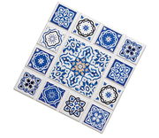 Untersetzer mit blau-weißen Mosaikmustern in diagonaler Perspektive