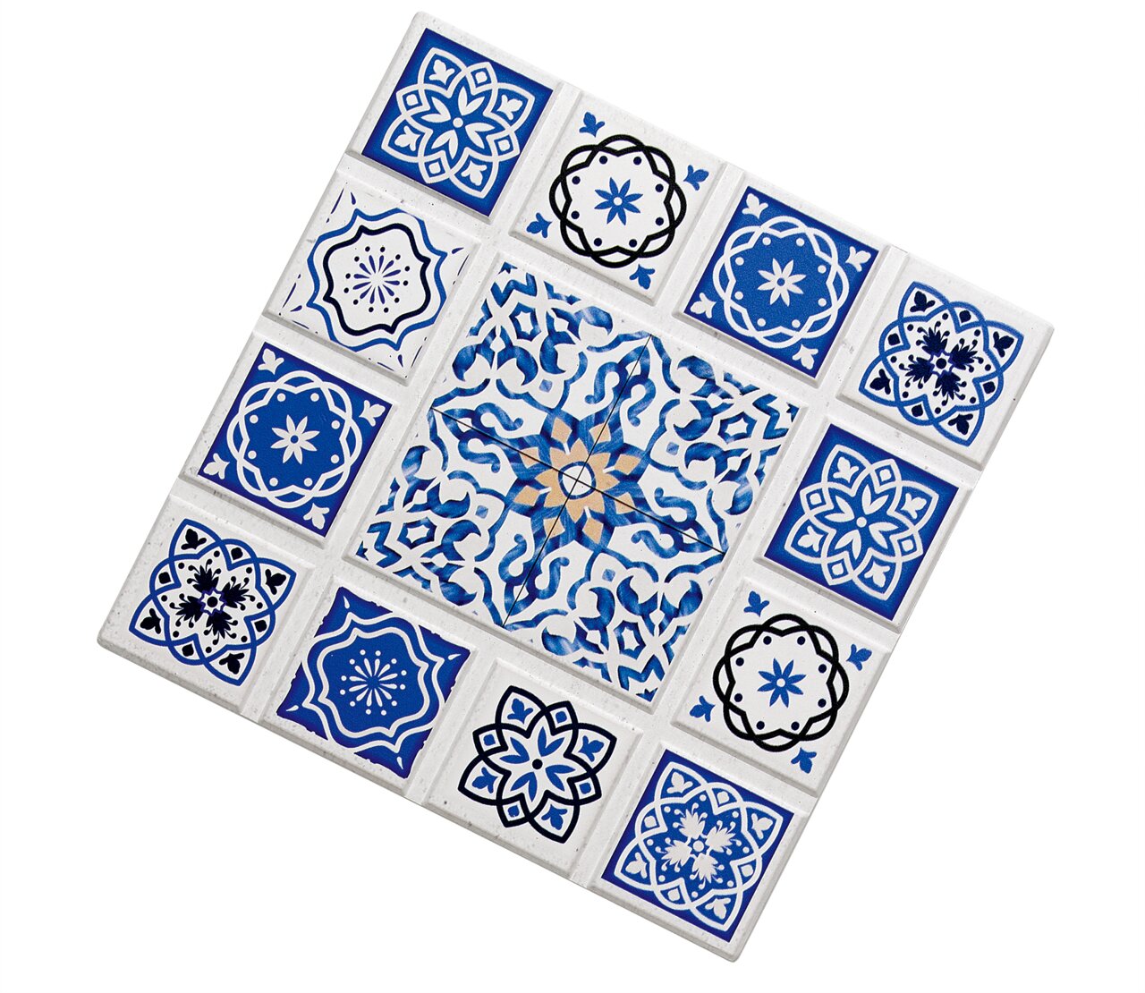 Untersetzer mit blau-weißen Mosaikmustern in diagonaler Perspektive