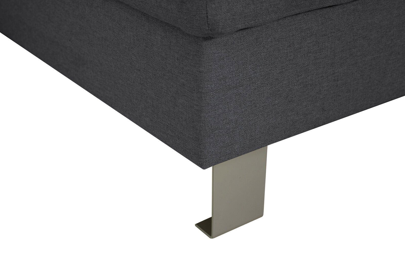 Nahaufnahme einer grauen Sofaecke mit Metallfuß, Perspektive von unten.