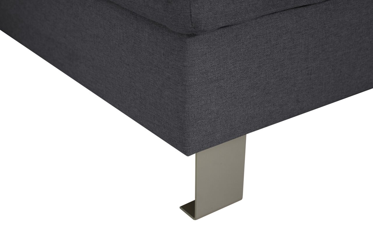 Nahaufnahme einer grauen Sofaecke mit Metallfuß, Perspektive von unten.