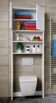 Frontalansicht eines weißen Badezimmer-Überbauregals für das WC mit offenem Regal und oberem Schrank mit zwei geöffneten Türen, gefüllt mit gefalteten Handtüchern, Pflegeprodukten und Deko vor beige gefliester Wand.