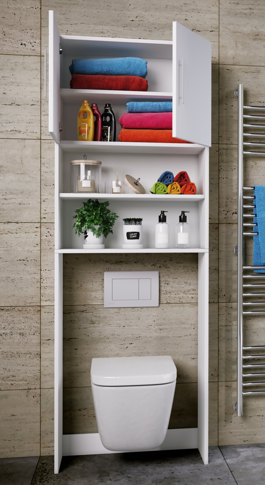 Frontalansicht eines weißen Badezimmer-Überbauregals für das WC mit offenem Regal und oberem Schrank mit zwei geöffneten Türen, gefüllt mit gefalteten Handtüchern, Pflegeprodukten und Deko vor beige gefliester Wand.