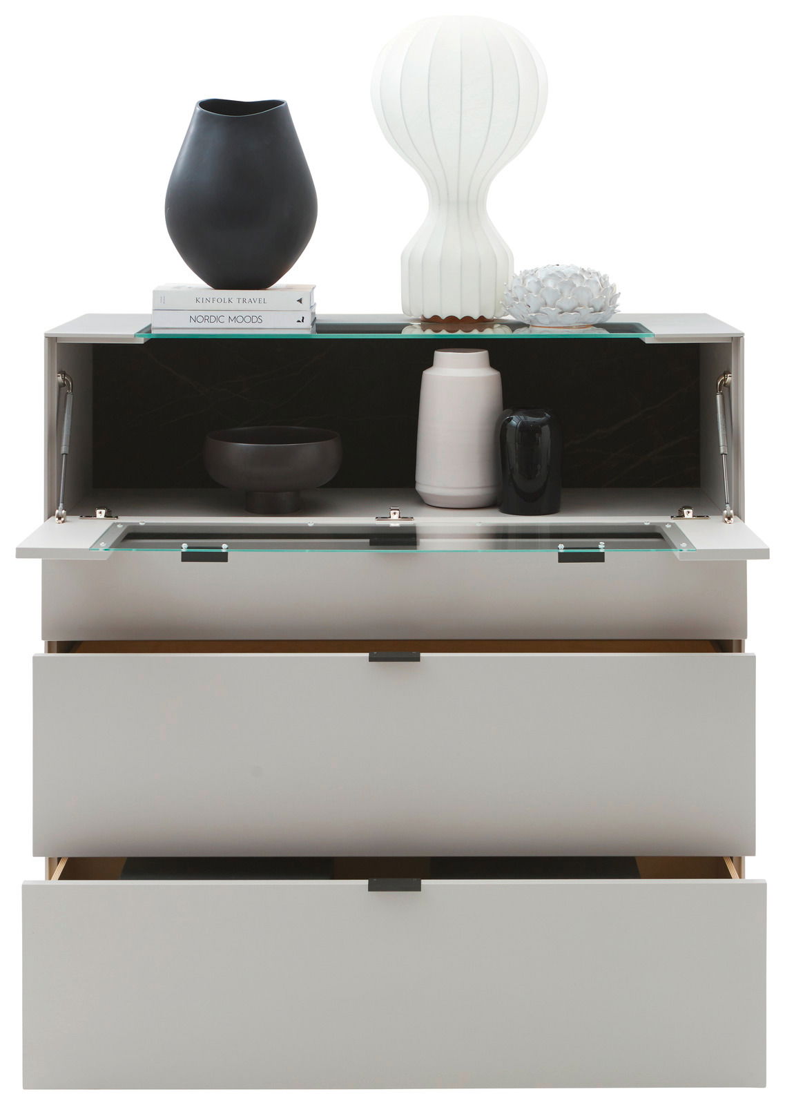 Frontale Ansicht eines modernen Highboards mit geöffneten Schubladen und dekorativen Vasen und Büchern auf der Oberseite.