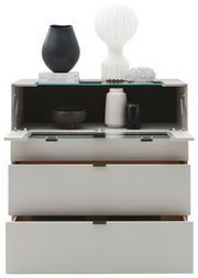 Frontale Ansicht eines modernen Highboards mit geöffneten Schubladen und dekorativen Vasen und Büchern auf der Oberseite.