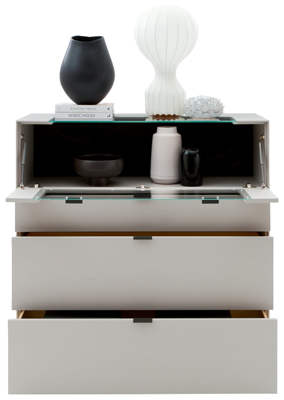 Frontale Ansicht eines modernen Highboards mit geöffneten Schubladen und dekorativen Vasen und Büchern auf der Oberseite.