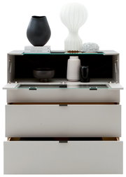 Frontale Ansicht eines modernen Highboards mit geöffneten Schubladen und dekorativen Vasen und Büchern auf der Oberseite.