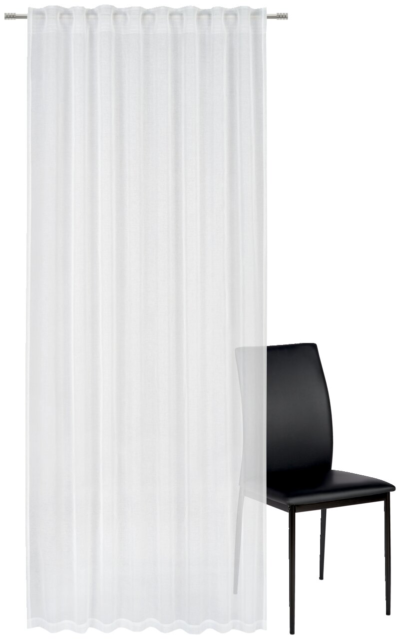 Weißer Fertigvorhang 135x245cm, frontal fotografiert, neben einem schwarzen Stuhl.