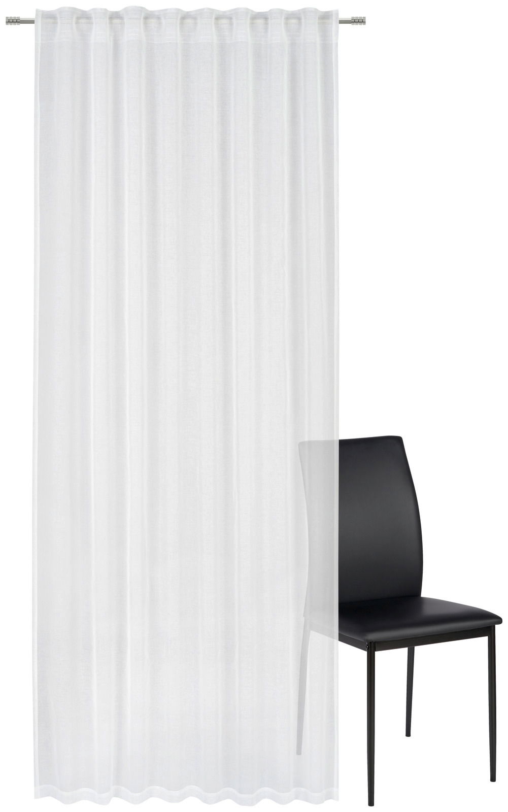 Weißer Fertigvorhang 135x245cm, frontal fotografiert, neben einem schwarzen Stuhl.