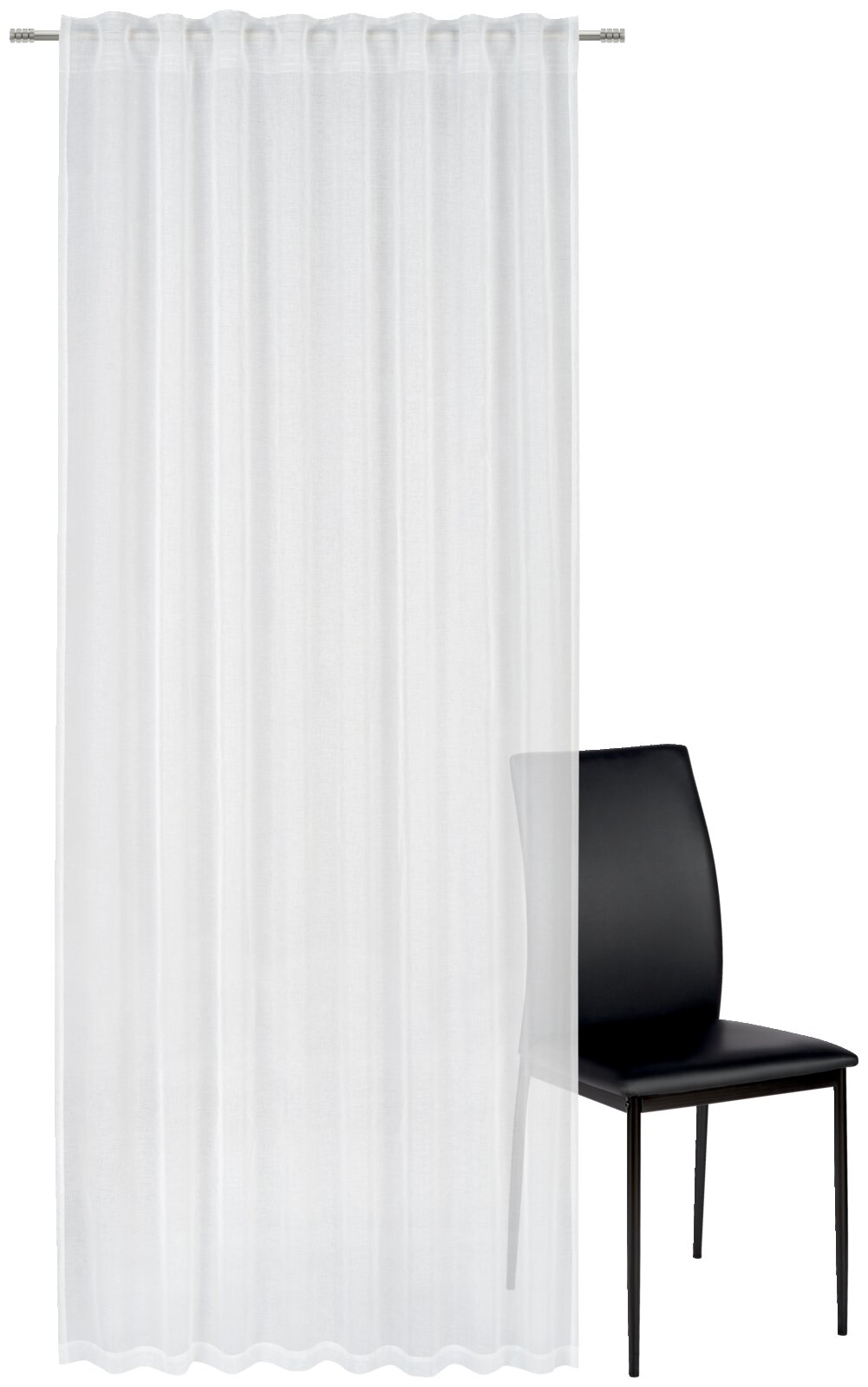 Wit kant-en-klaar gordijn van 135 x 245 cm, van voren gefotografeerd, naast een zwarte stoel.