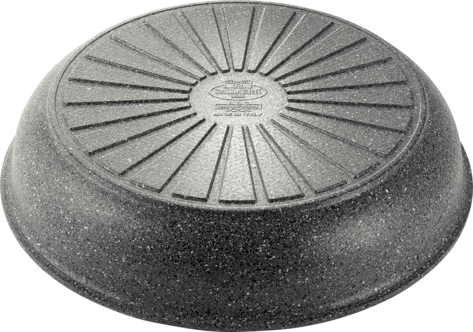 Unterseite einer Pfanne mit geriffeltem Boden, Perspektive von unten