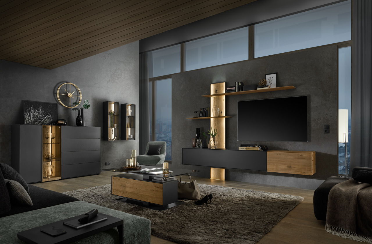 Moderne Wohnzimmeransicht mit stilvoller Wandkombination und Highboard in dunklen Tönen, beleuchtet durch LED-Licht, mit Blick auf eine große Fensterfront.