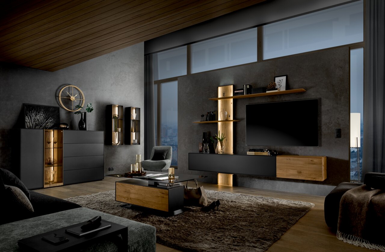 Een moderne woonkamer met een stijlvolle wandcombinatie en een hoogkast in donkere tinten, verlicht door ledverlichting, met uitzicht op een grote raampartij.