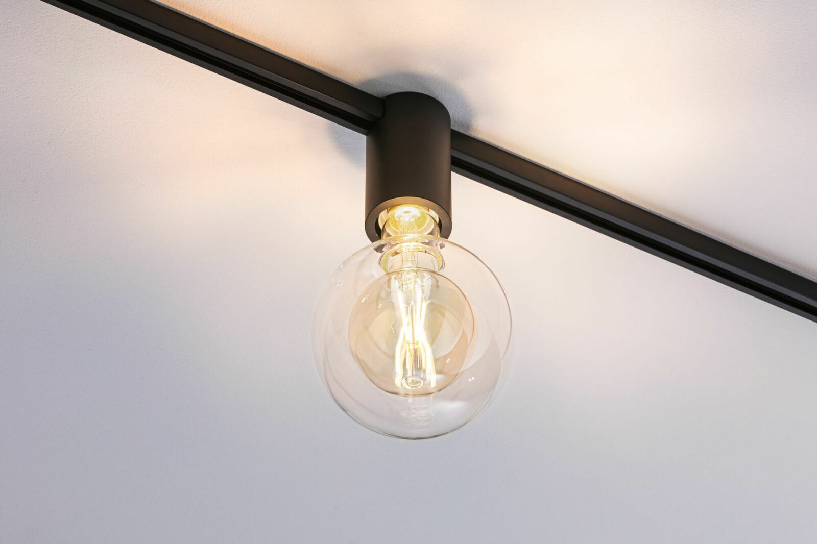 Deckenfassung mit Glühbirne, seitliche Perspektive