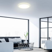 Moderne LED-Deckenleuchte in einem stilvollen Wohnzimmer, von unten betrachtet.