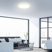 Moderne LED-Deckenleuchte in einem stilvollen Wohnzimmer, von unten betrachtet.