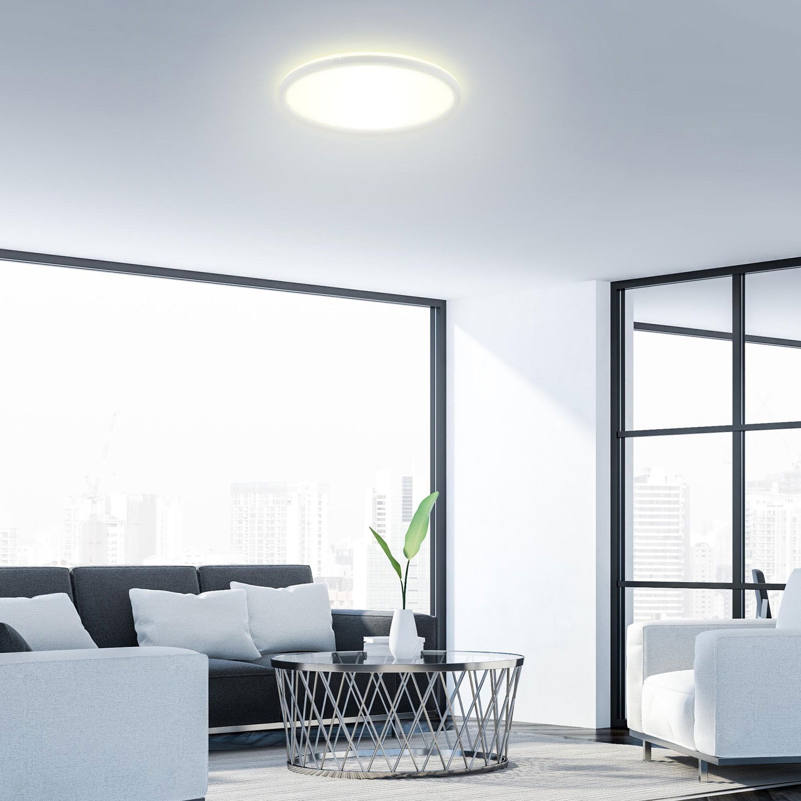 Moderne LED-Deckenleuchte in einem stilvollen Wohnzimmer, von unten betrachtet.