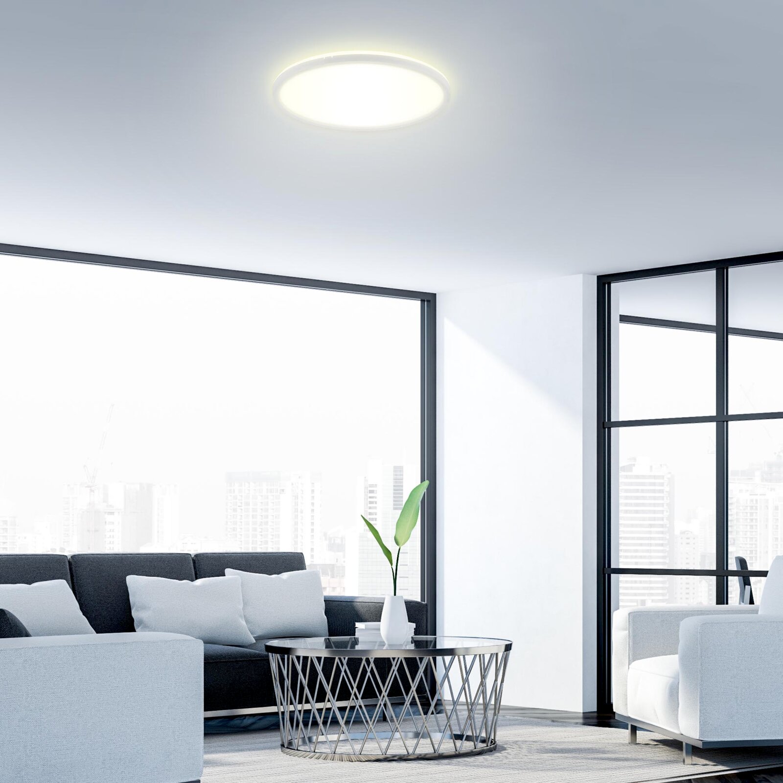 Moderne LED-Deckenleuchte in einem stilvollen Wohnzimmer, von unten betrachtet.