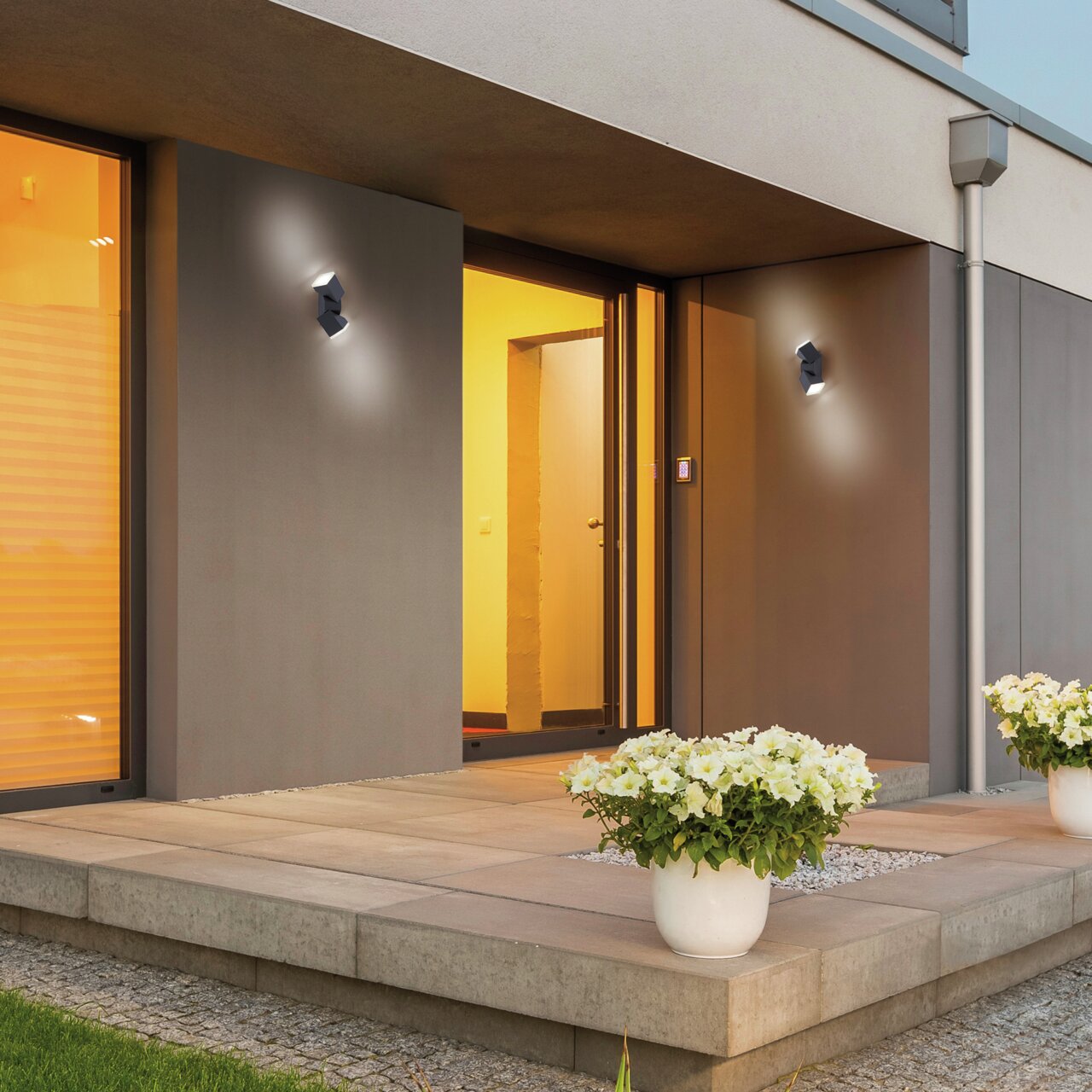 Moderne anthrazitfarbene Wand- und Deckenleuchte an der Außenfassade eines Hauses, seitliche Perspektive
