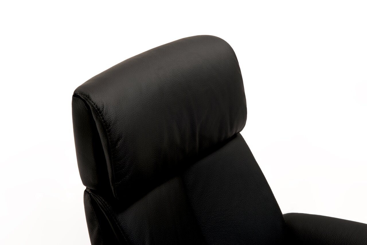 Nahaufnahme eines schwarzen Relaxsessels aus Leder, Fokus auf die Kopfstütze, seitliche Perspektive.