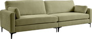 Olivgrünes 3-Sitzer-Stoffsofa mit zwei Sitzkissen, zwei Rückenkissen, schmalen Armlehnen und schwarzen Metallfüßen, in schräger Frontansicht von links freigestellt auf weißem Hintergrund.