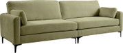 Olivgrünes 3-Sitzer-Stoffsofa mit zwei Sitzkissen, zwei Rückenkissen, schmalen Armlehnen und schwarzen Metallfüßen, in schräger Frontansicht von links freigestellt auf weißem Hintergrund.