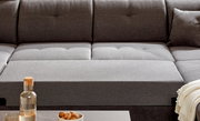 Graues Sofa mit Kissen und Decke, Vorderansicht