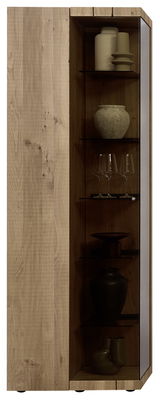 Holzvitrine mit Glasregalen, gefüllt mit dekorativen Vasen und Gläsern, seitliche Perspektive