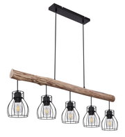 Hängeleuchte aus Metall in Schwarz mit fünf Lampen, die an einem rustikalen Holzstab hängen. Die Perspektive zeigt die Leuchte von der Seite.