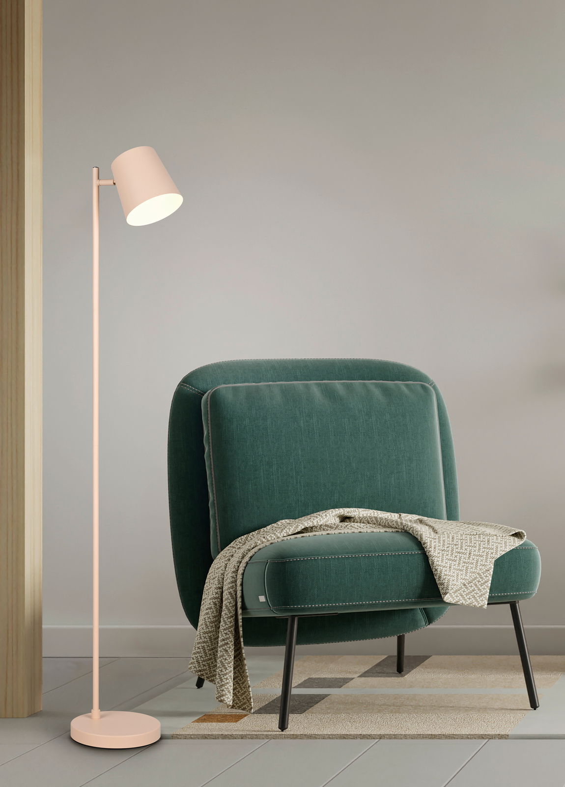 Moderne Akku-Stehleuchte in hellem Beige, neben einem grünen Sessel mit Decke, seitliche Perspektive.