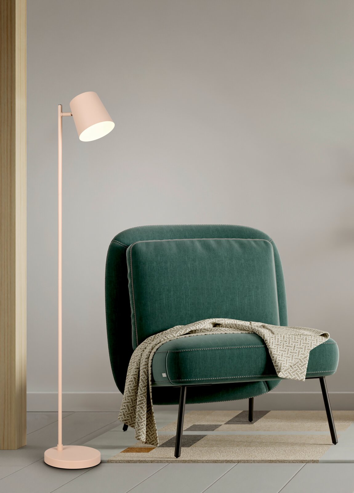 Reality Leuchten Accu-staande lamp BLAKE Moderne staande lamp op accu in lichtbeige, naast een groene fauteuil met een deken, zijaanzicht.