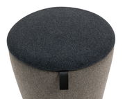 Bürohocker aus grauem Stoff, von oben betrachtet, mit schwarzem Griffband.