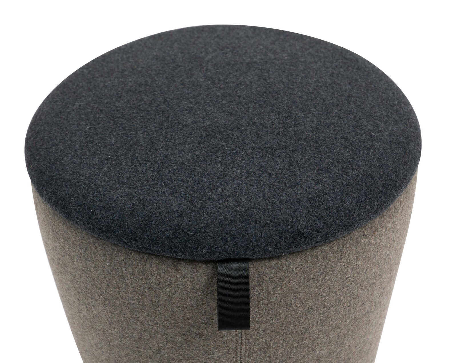 Bürohocker aus grauem Stoff, von oben betrachtet, mit schwarzem Griffband.