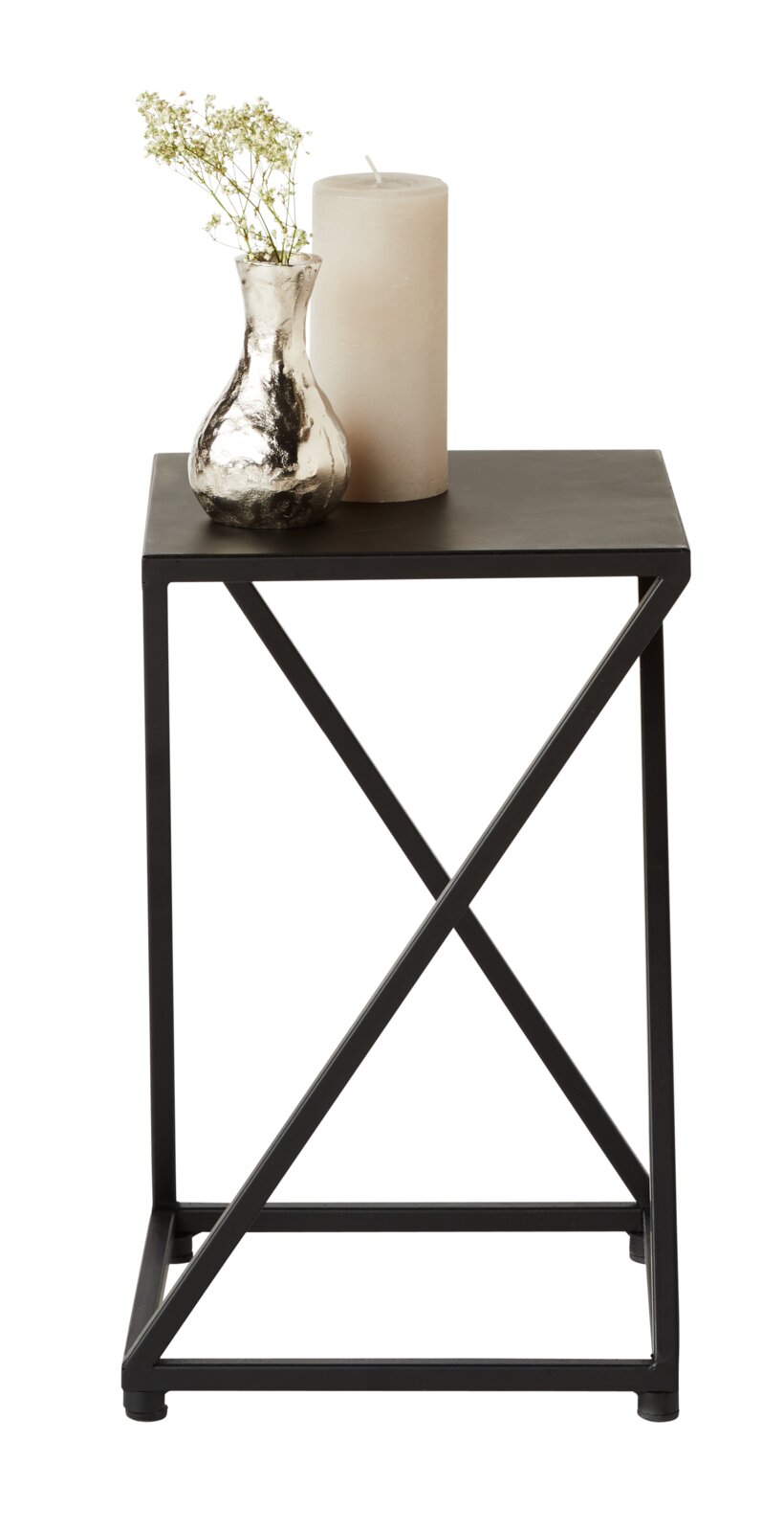 Moderner Beistelltisch aus Metall mit X-förmigem Gestell, darauf eine silberne Vase mit Blumen und eine große Kerze, seitliche Perspektive.