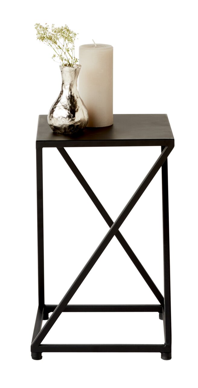 Moderner Beistelltisch aus Metall mit X-förmigem Gestell, darauf eine silberne Vase mit Blumen und eine große Kerze, seitliche Perspektive.
