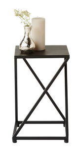 Moderner Beistelltisch aus Metall mit X-förmigem Gestell, darauf eine silberne Vase mit Blumen und eine große Kerze, seitliche Perspektive.