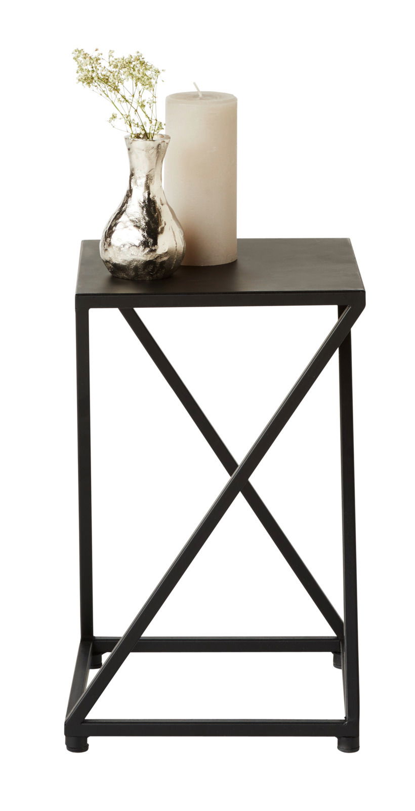 Moderner Beistelltisch aus Metall mit X-förmigem Gestell, darauf eine silberne Vase mit Blumen und eine große Kerze, seitliche Perspektive.
