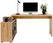 Moderne Bürokombination aus Holz mit Schreibtisch, Computer, Lampe und Pflanzen, frontal betrachtet.