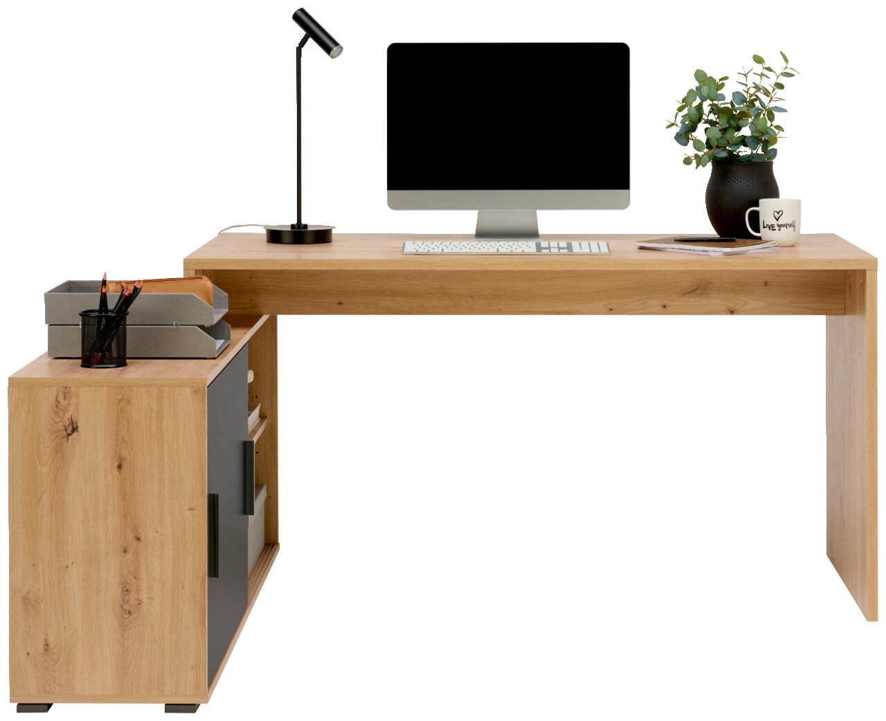 Moderne houten kantoorset met bureau, computer, lamp en planten, gezien van voren.