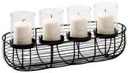 Dekorativer Kerzenhalter mit vier weißen Kerzen in Glaszylindern, präsentiert in einem schwarzen Metallkorb, seitliche Perspektive.