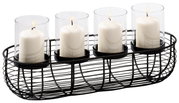 Decoratieve kandelaar met vier witte kaarsen in glazen cilinders, gepresenteerd in een zwarte metalen mand, zijaanzicht.