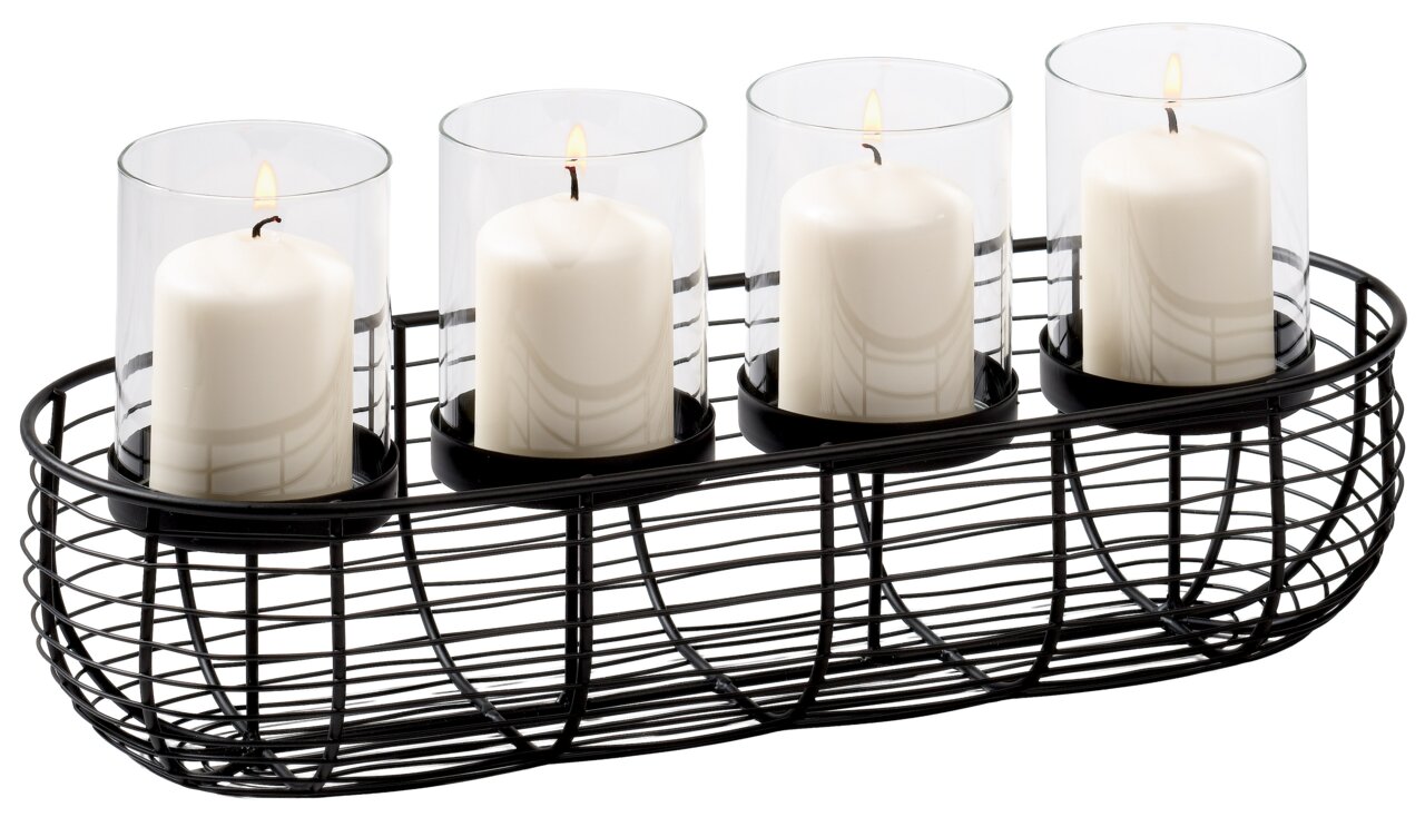 Decoratieve kandelaar met vier witte kaarsen in glazen cilinders, gepresenteerd in een zwarte metalen mand, zijaanzicht.