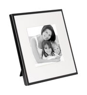 Schwarzer Aluminiumrahmen mit einem Familienfoto, seitliche Perspektive