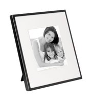 Zwart aluminium frame met een familiefoto, zijaanzicht