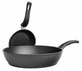 Schwarze Schmorpfanne Vesuvio 28cm mit zusätzlicher kleiner Pfanne, seitliche Perspektive.