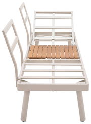 Metallrahmen einer Lounge-Kombination mit Holzlatten, seitliche Perspektive