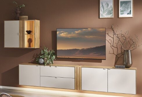 Moderne tv-meubelset in wit en hout met wandkast en flatscreen tv, frontaal aanzicht in woonkameropstelling