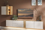 Moderne tv-meubelset in wit en hout met wandkast en flatscreen tv, frontaal aanzicht in woonkameropstelling