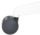 Nahaufnahme einer schwarzen Stuhlrolle mit weißem Arm, seitliche Perspektive