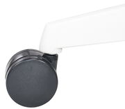 Nahaufnahme einer schwarzen Stuhlrolle mit weißem Arm, seitliche Perspektive