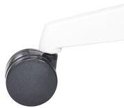 Nahaufnahme einer schwarzen Stuhlrolle mit weißem Arm, seitliche Perspektive